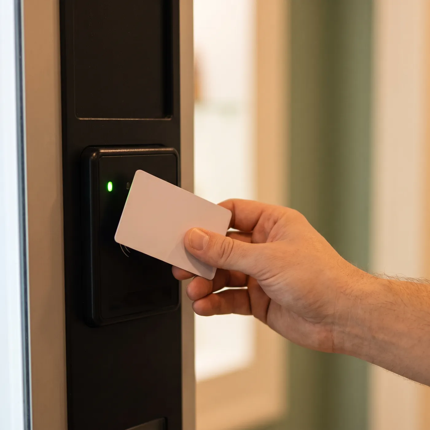 Una mano acerca una tarjeta al lector contactless de la máquina
